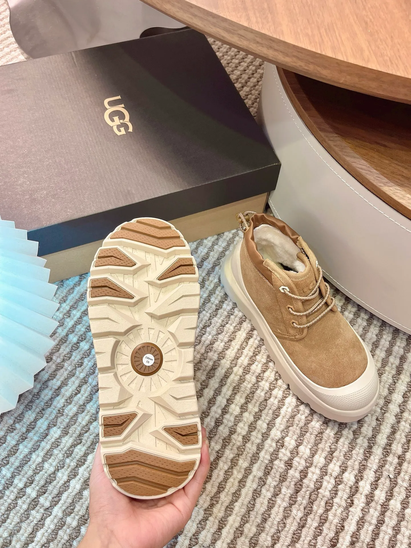【UGG】 P: 560💰 Couple shoes Size: Women’s size 35-40 / Men’s size 40-44 UGG Tasman Weather Hybrid slip-on snow boots👢 Wang Yibo's same style 👏 adds a large orange sole to the classic Tasman shoe style, functional color contrast design, environmentally friendly waterproof and snowproof material, which has both fashionable and functional attributes. At the same time, it is paired with the new UGG furry shoes Keen's furry color-blocking jacket. Bright orange and maroon collide to create a new light outdoor style and open up a new travel experience in early autumn! Using the best materials, the 17mm fur integrated surface is warmer and breathable, and the outsole is upgraded to a lightweight and wear-resistant light wing technology outsole!